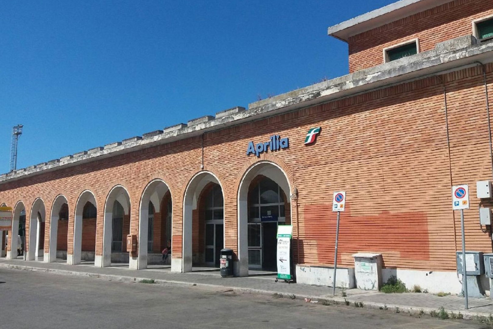 Aprilia / Rapina alla stazione: la vittima era evaso dai domiciliari, denunciata l’autrice