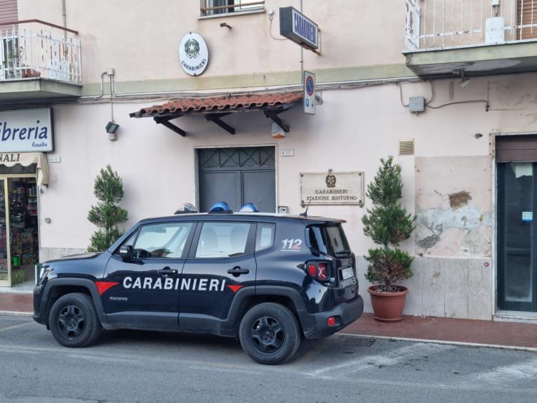 Minturno / Aggredisce la compagna per strada, 21enne finisce in manette