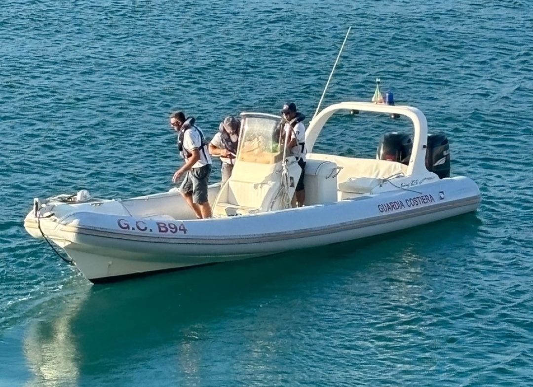 Gaeta / Windsurfista in difficoltà a largo di Serapo, soccorso da un giovane e dalla Guardia Costiera