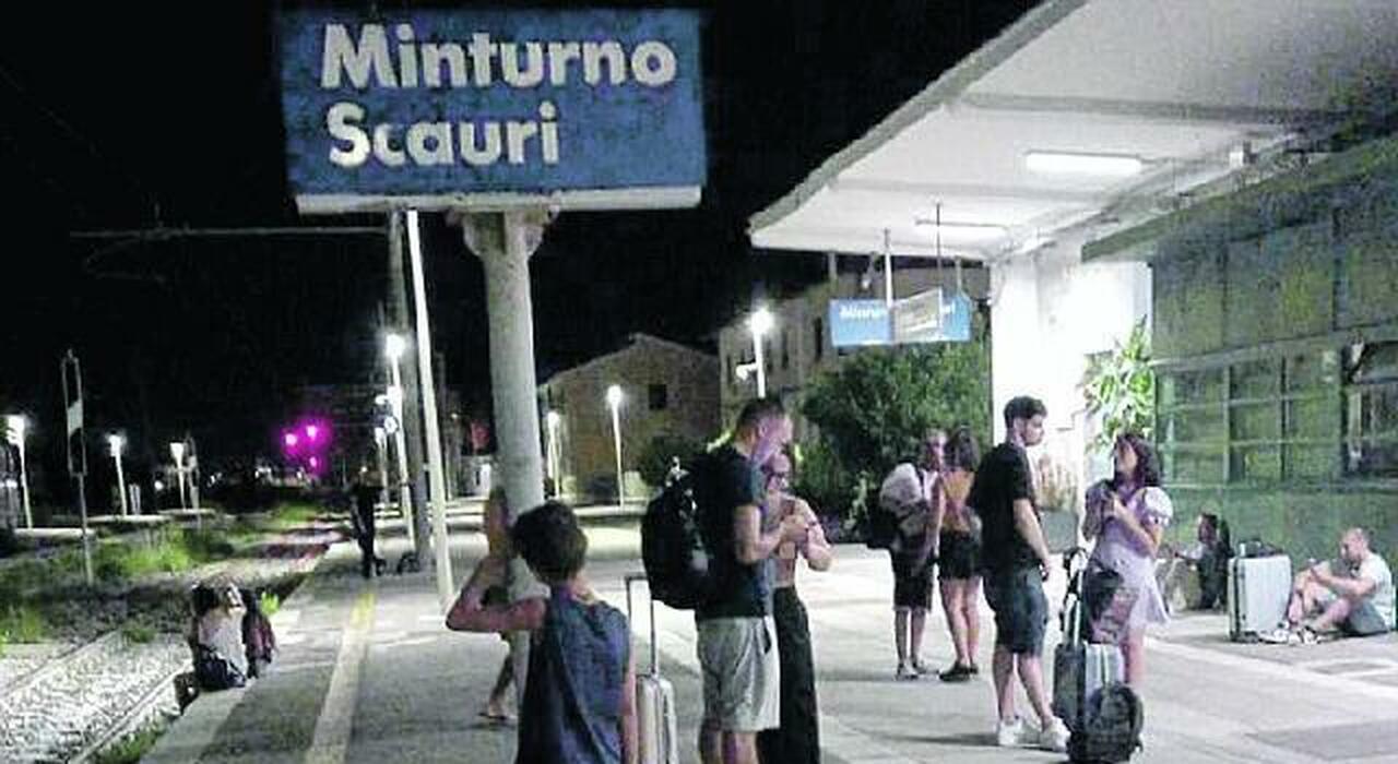 Disavventura per 50 viaggiatori dopo una vacanza a Ischia: abbandonati dal treno a Minturno