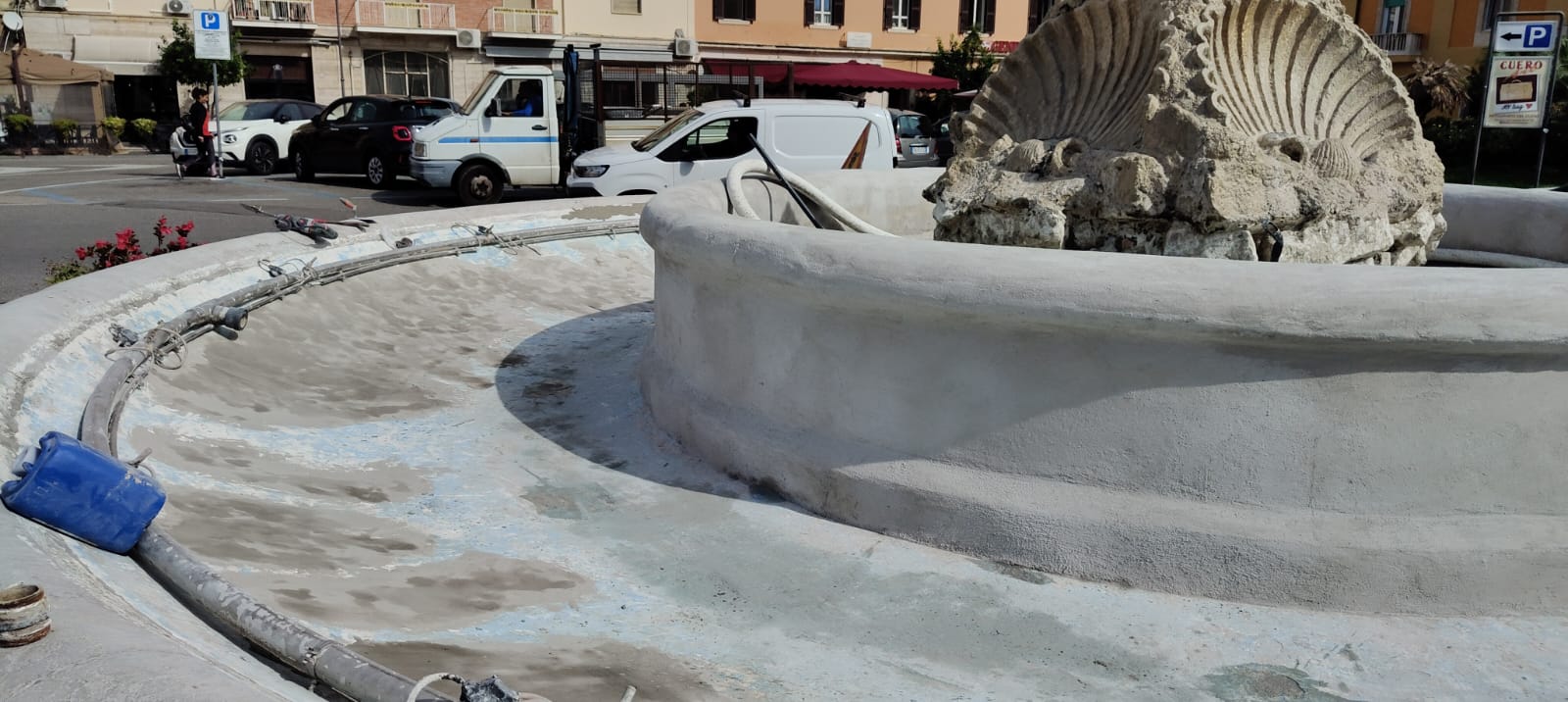 Terracina / In corso lavori di manutenzione della fontana di piazza della Repubblica