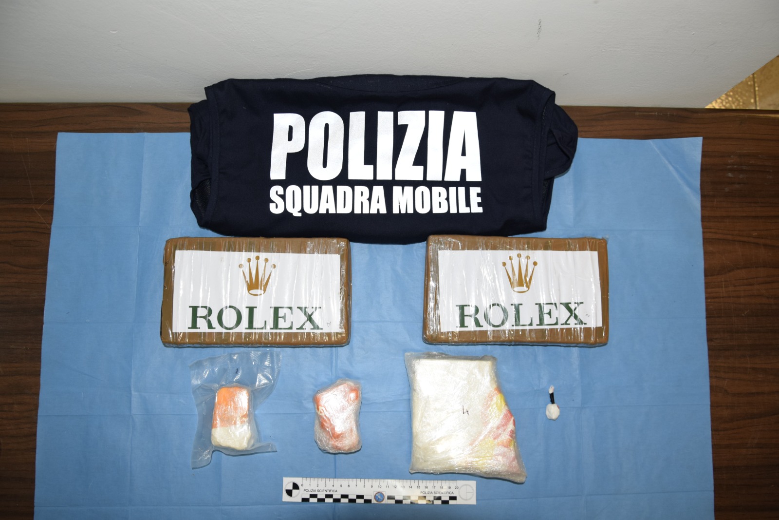 Sabaudia / Tre chili di cocaina riportanti il brand di orologi di pregio, in manette un 33enne