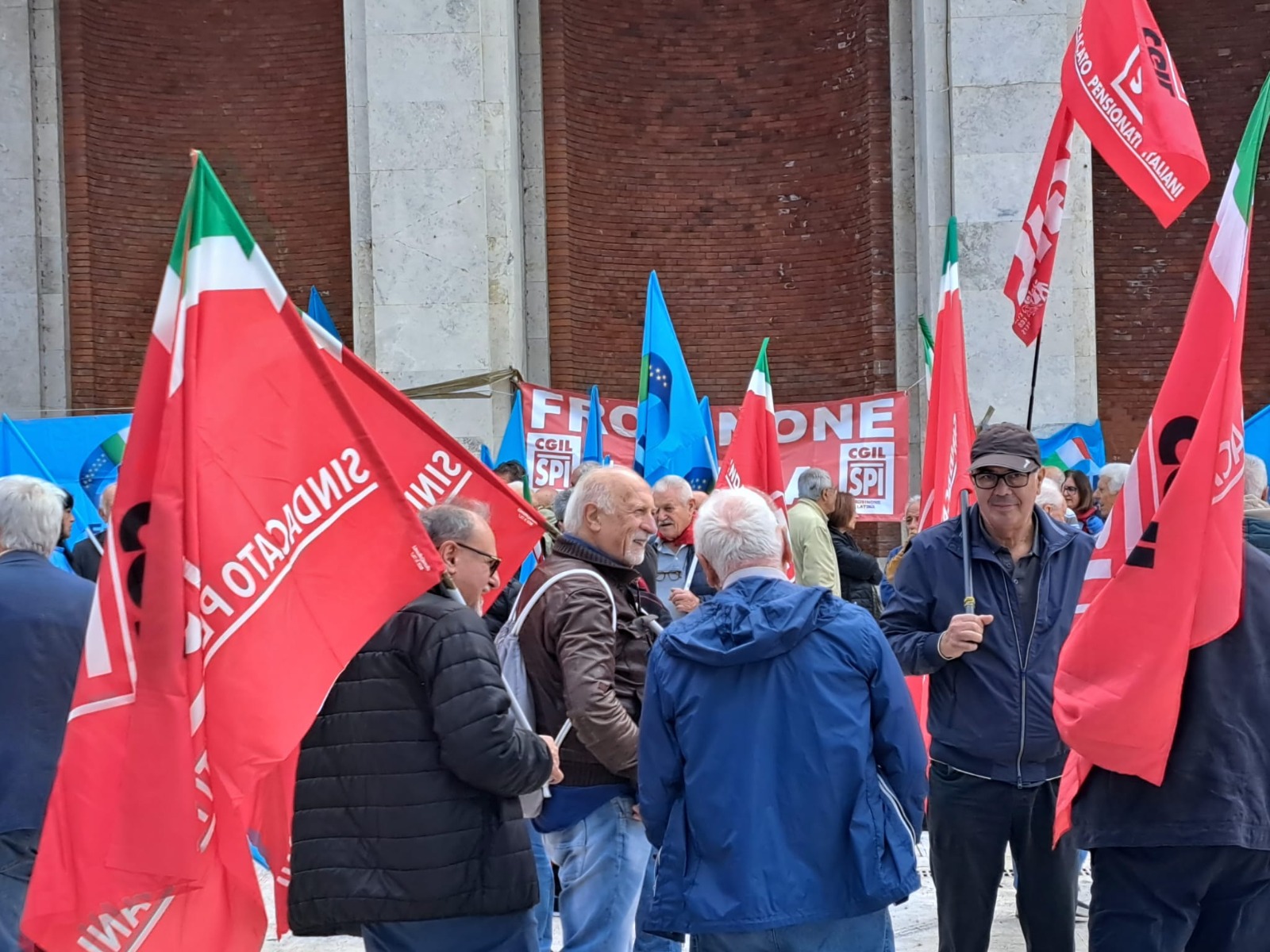 Frosinone / Sit in di protesta in piazza di pensionati dello Spi Cgil e della Uilp Uil