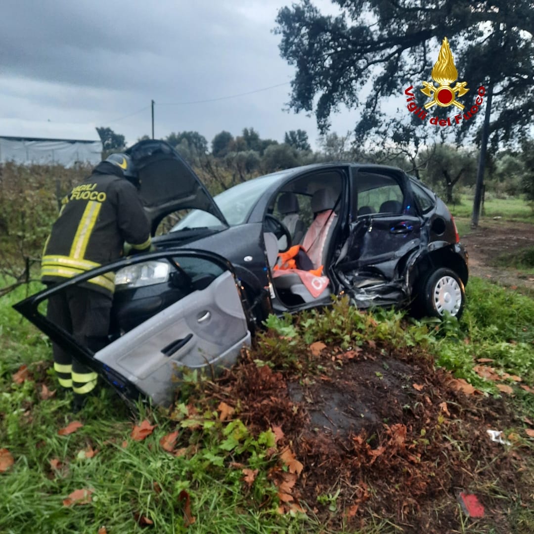 Monte San Biagio / Incidente stradale lungo la via Appia, donna incastrata in una delle auto