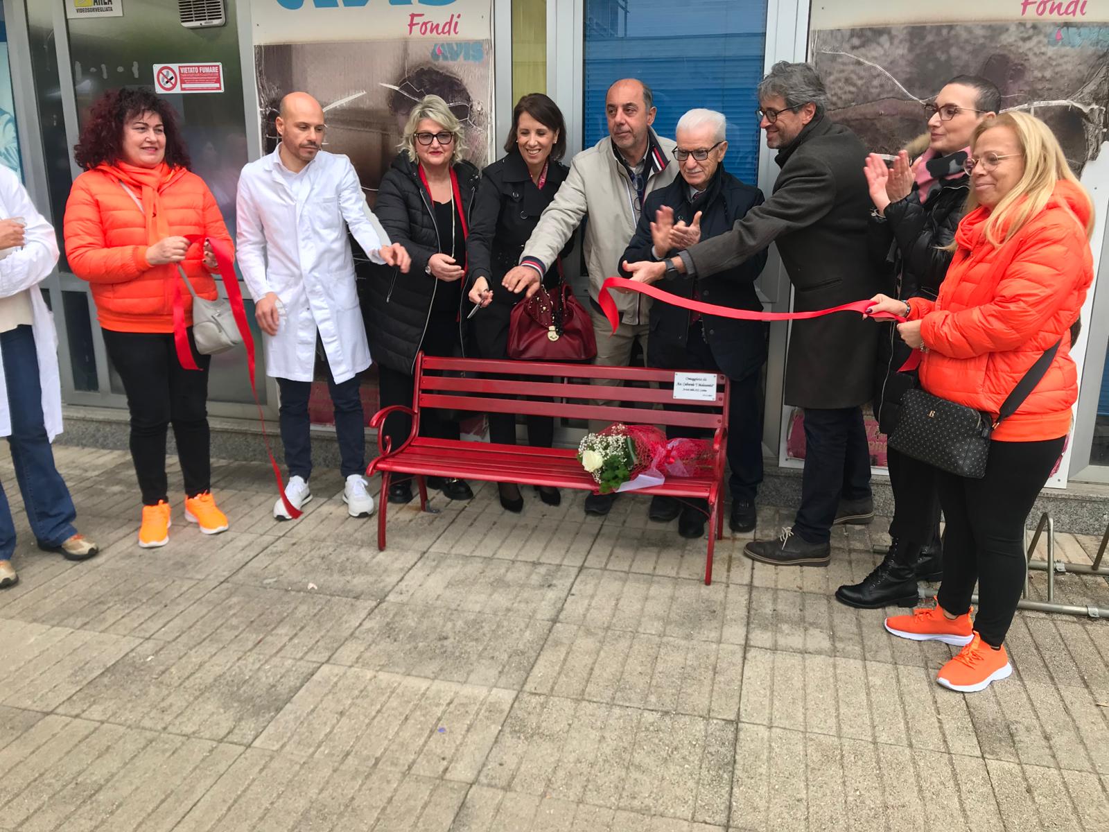 Contro la violenza sulle donne, inaugurate le panchine rosse agli ospedali di Latina, Terracina, Fondi e Formia