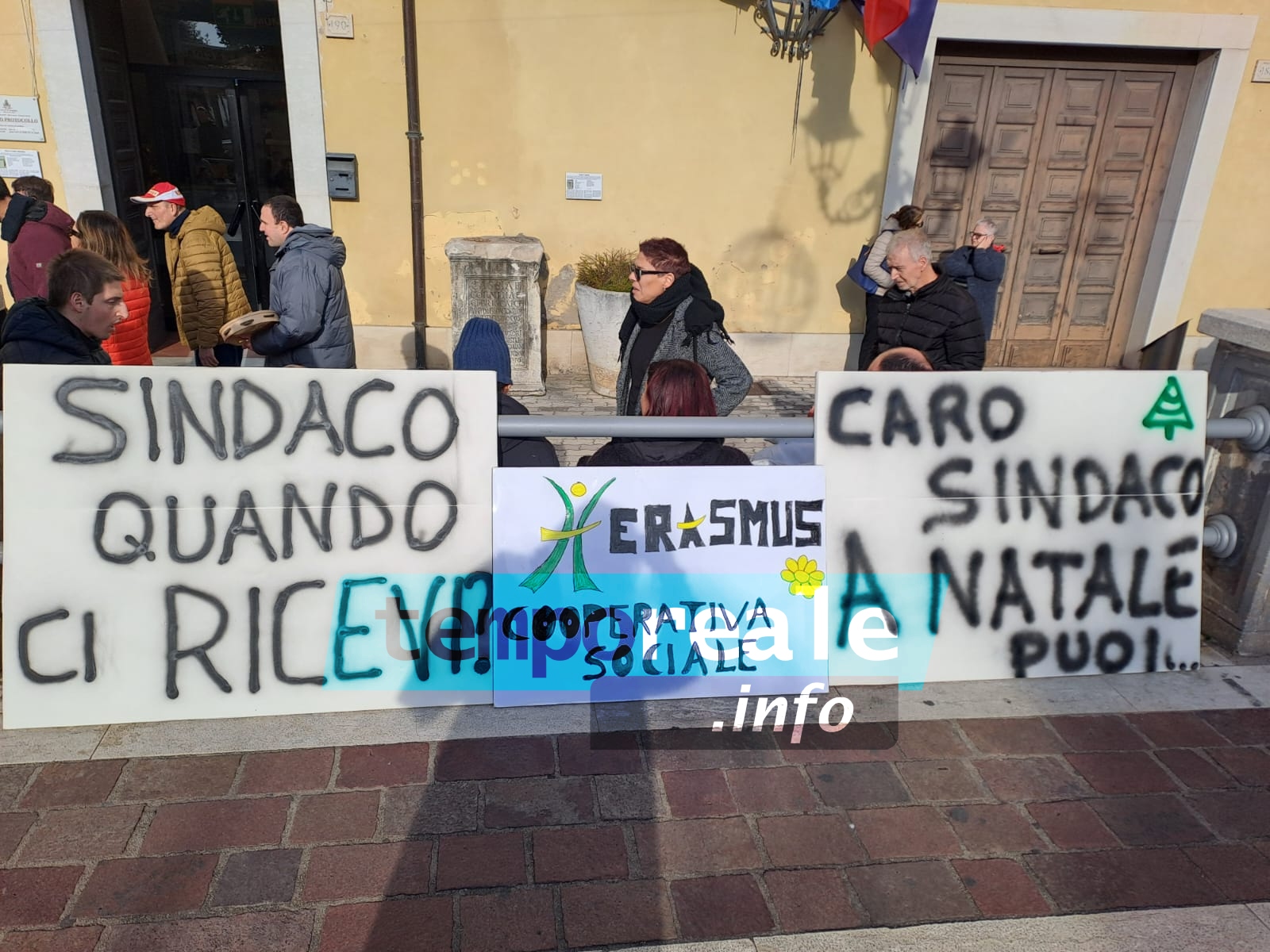 Formia / Finanziamento centri diurni, la cooperativa Herasmus manifesta sotto il Palazzo Muncipale [VIDEO]