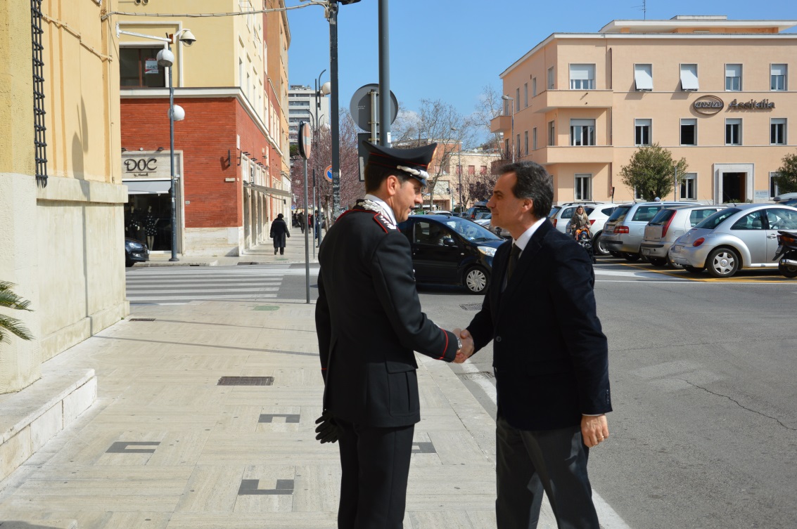 Il Comandante Provinciale Carabinieri di Latina, Col. Giovanni De Chiara, accoglie il Prefetto di Latina, dott. Pierluigi Faloni.