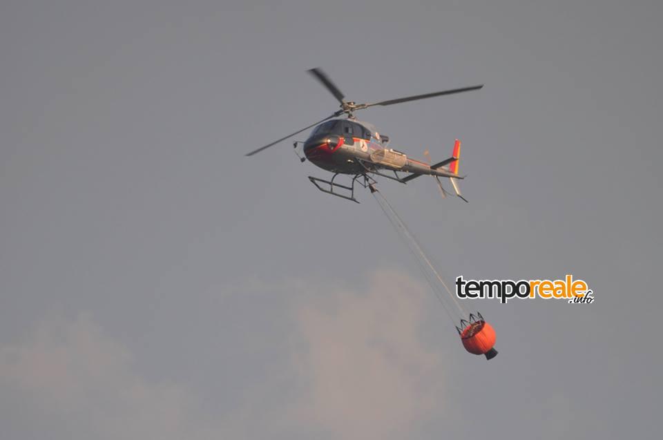 Uno degli elicotteri in azione (foto Maurizio Cantafio)