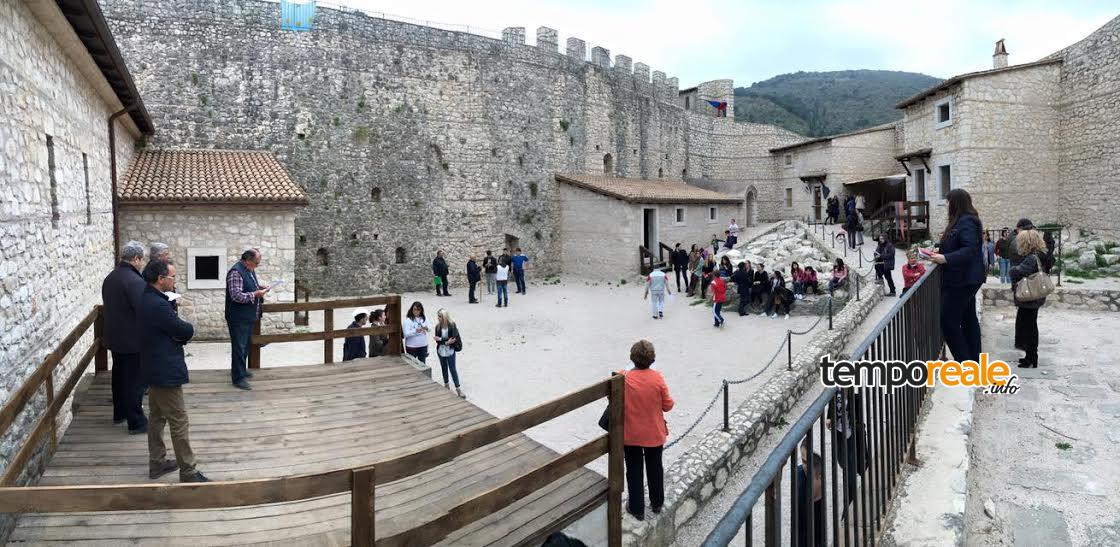 con il matrimonio medievale la rocca janula torna nel xiv secolo