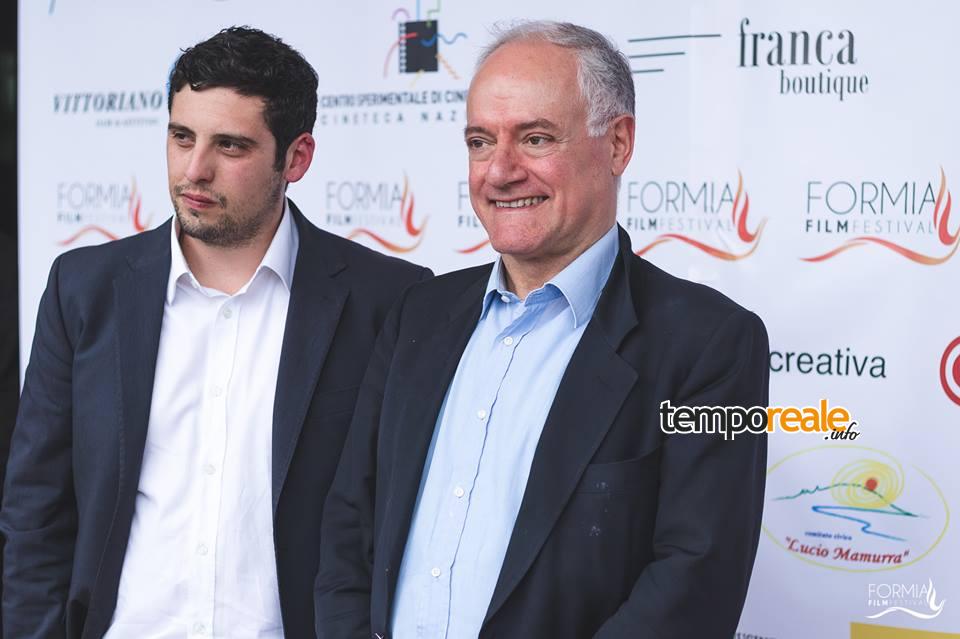 Si è conclusa con grande successo la seconda edizione del Formia Film Festival che si è svolto dal 27 al 30 aprile presso il Multisala del Mare. Tanti ospiti hanno sfilato sul RedCarpet del Formia Film Festival, garantendo la buona riuscita di quest’evento all’insegna dello spettacolo e dell’esclusiva. Tantissime novità per questa seconda edizione. Ricordiamo la partnership istituzionale con la Cineteca Nazionale, ospitata nel foyer del cinema con una mostra su Alberto Sordi; il grande maestro è stato celebrato anche con la visone del film “Alberto il Grande” di Luca Verdone, fra gli ospiti della quarta serata come anche l’attore Alessio Vassallo. Il Festival si è arricchito con il laboratorio di Sergio Rubini, celebre attore regista e sceneggiatore del cinema italiano, che ha condotto una MasterClass di otto ore alla quale hanno partecipato operatori del settore e appassionati che hanno colto quest’opportunità. Inoltre, in anteprima nazionale, è stato proiettato il nuovo film di Massimo Natale “Il traduttore “, alla presenza della splendida protagonista Claudia Gerini, del produttore Giampietro Preziosa e della distributrice Lucy De Crescenzo. La bellissima attrice Caterina Shulha, madrina di questa seconda edizione del Formia Film Festival, ha presentato le quattro serate evento insieme con il critico Emanuele Rauco. In occasione della proiezione del film “Il Professor Cenerentolo” di Leonardo Pieraccioni, il Festival ha ospitato l’attore co-protagonista Davide Marotta, lo sceneggiatore Domenico Costanzo e il produttore Marco Belardi, vincitore di un David di Donatello per la produzione del film “Perfetti Sconosciuti”. Dieci le proiezioni in concorso di opere prime e seconde di giovani registi indipendenti, selezionate dalla giuria d’eccellenza composta dall’attore e regista Adelmo Togliani, presidente di giuria anche per questa seconda edizione, dall’attrice Lucianna De Falco, dall’autrice, attrice e regista Cristina Puccinelli, dal regista e sceneggiatore Daniele Di Biasio, dal produttore Antonio Giampaolo e dal costumista e scenografo Roberto Conforti. A Brando De Sica è stato assegnato il premio miglior cortometraggio per l’opera “Non senza di me”, ritirato con l’attore protagonista Micheal Schermi. Nel valorizzare il territorio di Formia, il Festival ha ospitato nuovi talenti della settima arte e non solo. Ricordiamo l’esibizione di Amato, giovane cantante formiano, che ha incantato il pubblico della sala con il suo inedito “La Nostalgia” durante l’ultima serata. Il direttore artistico Daniele Urciuolo spiega “Ho voluto alzare il livello di qualità del festival ospitando grandi nomi. Sono contento dell’obiettivo raggiuto e di aver creato e realizzato quest’esperienza a Formia, la mia città. Anche quest’anno ho voluto ricordare il mio amico Christian “Oz” Repici, giovane sceneggiatore formiano scomparso lo scorso settembre, al quale ho dedicato un premio speciale alla miglior sceneggiatura. Ringrazio tutti coloro che sostengono iniziative artistico-culturali come questa e ringrazio il Multisala del Mare di Formia per l'ospitalità".