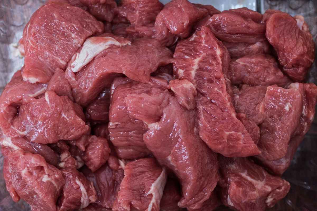 Pezzi di carne cruda