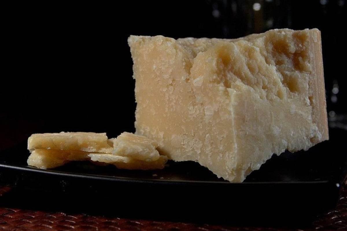 Pezzo di formaggio parmigiano in primo piano