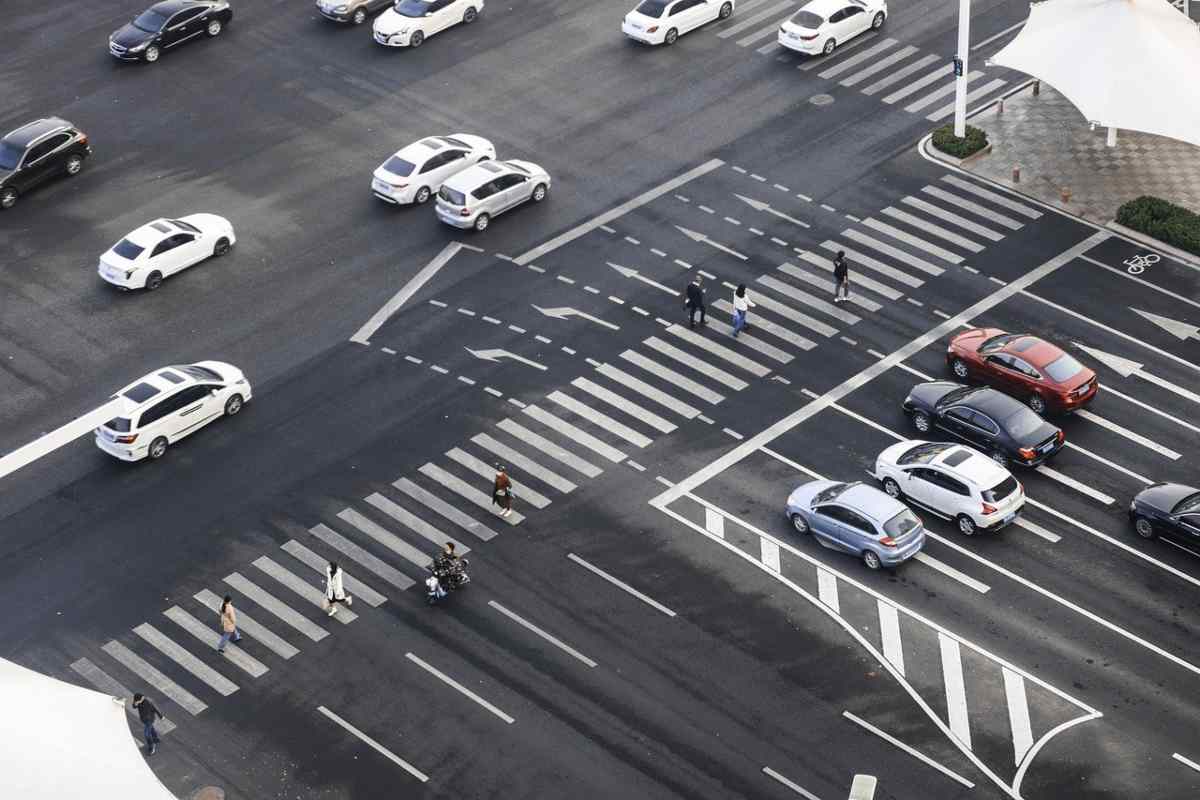 Non devi più rallentare sulle strisce pedonali: l’assurda rivoluzione del codice della strada