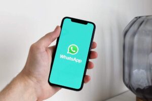 Cellulare con Whatsapp in funzione