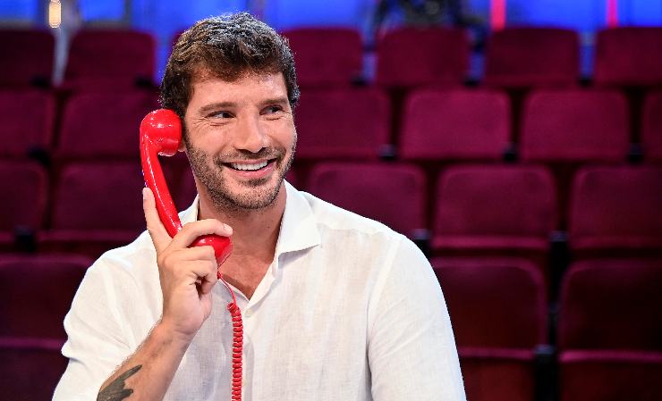 Stefano De Martino al telefono di Affari Tuoi 