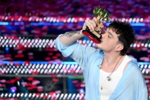 Olly con il trofeo vinto a Sanremo