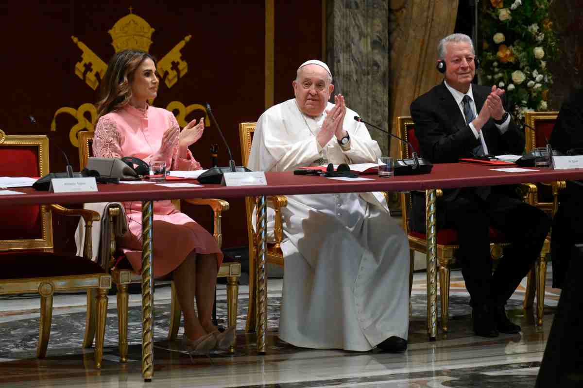 Papa Francesco applaude