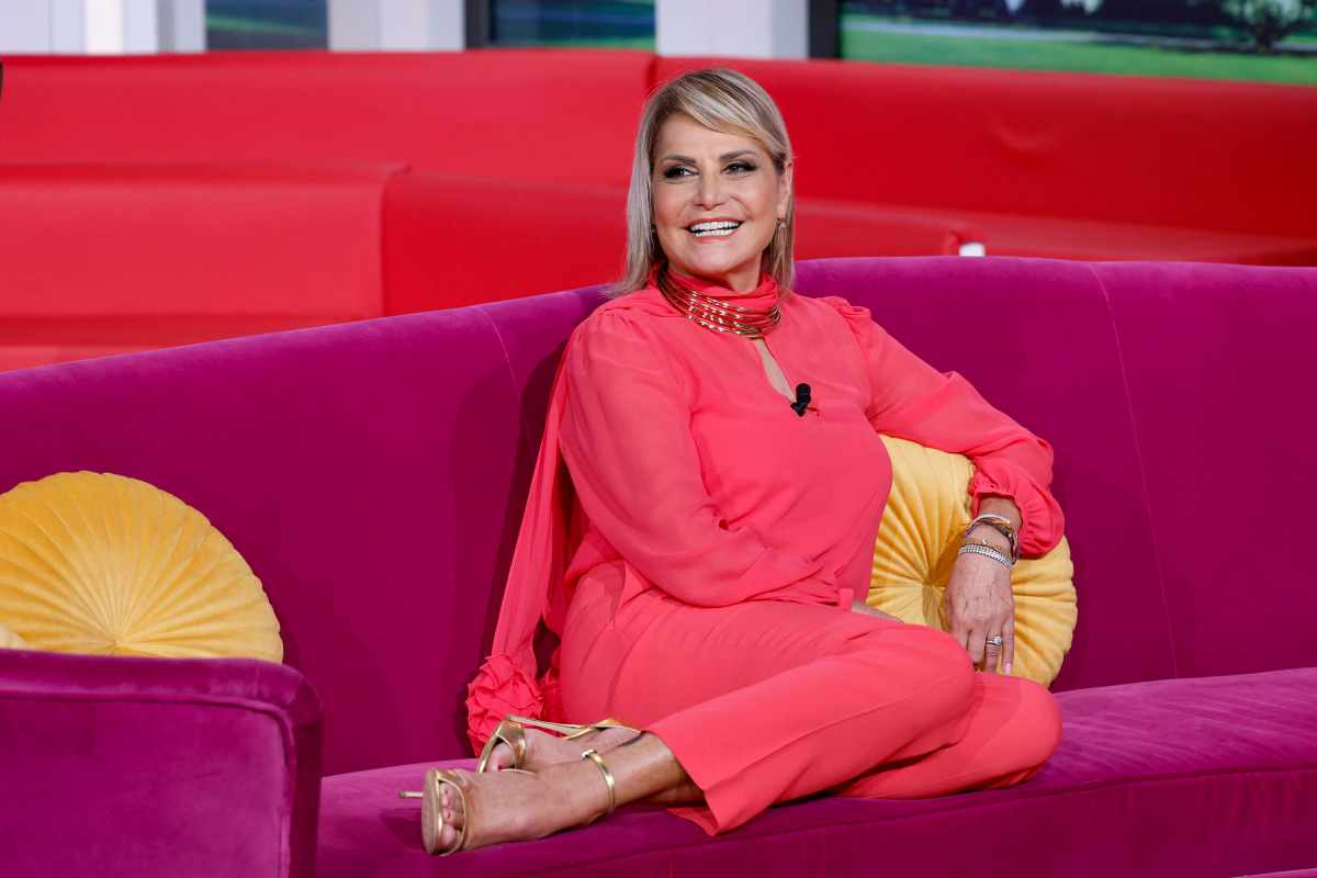 Simona Ventura seduta e sorridente