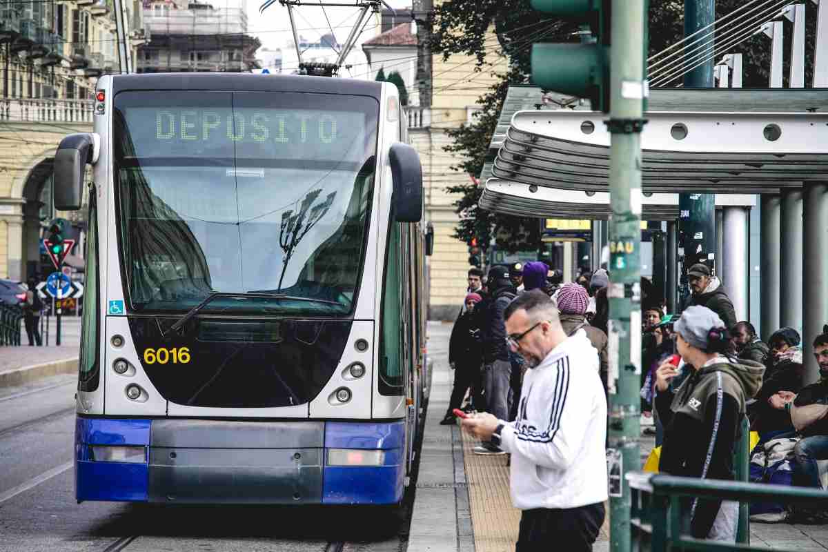 Persone in attesa alla fermata dell'autobus