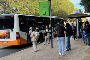 Persone in attesa alla fermata dell'autobus