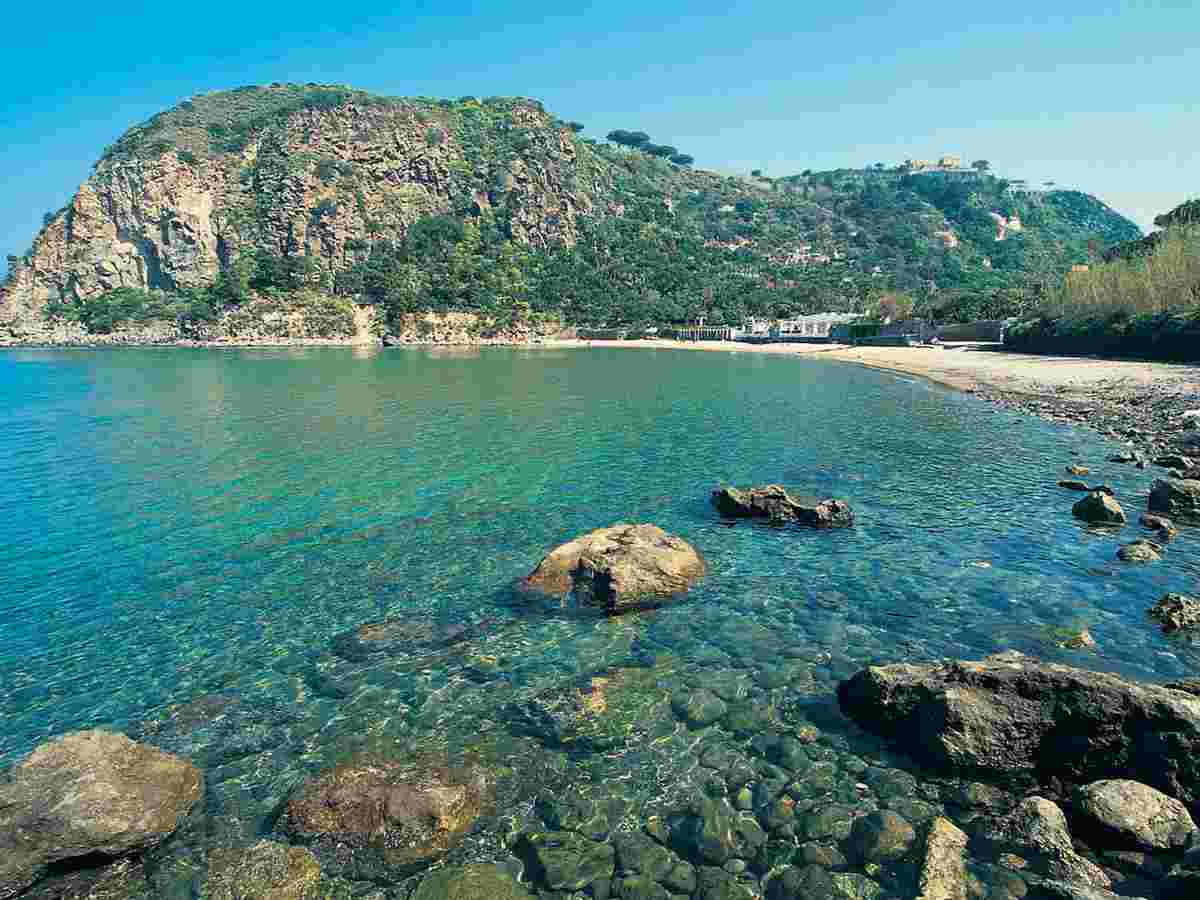 Una caratteristica spiaggia dell'Isola di Ischia