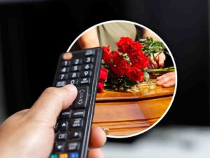 Telecomando tv e bara di un funerale