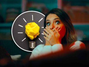 Ragazza con il singhiozzo e lampadina dell'idea