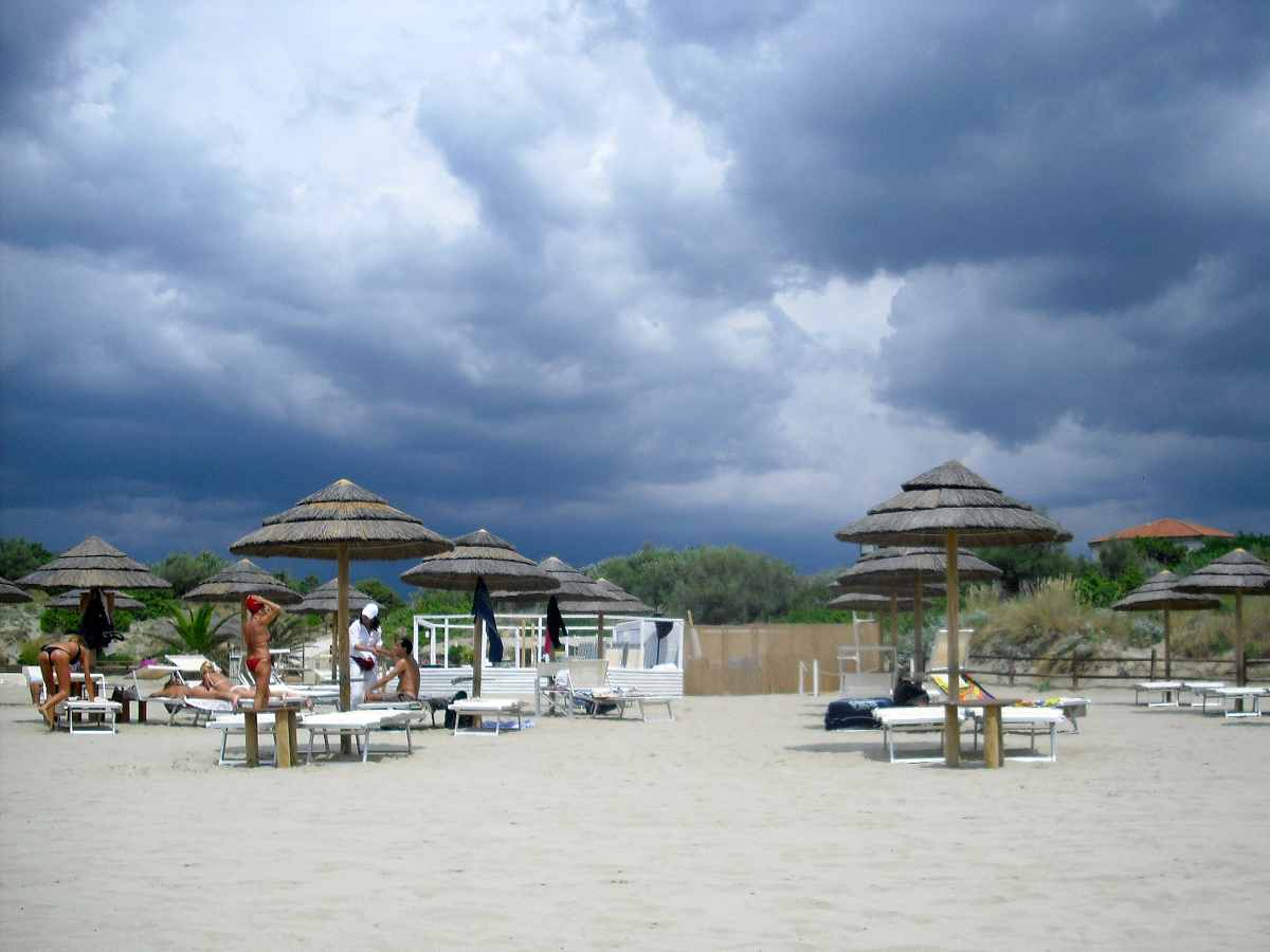 Tempesta sulla spiaggia in Sardegna 