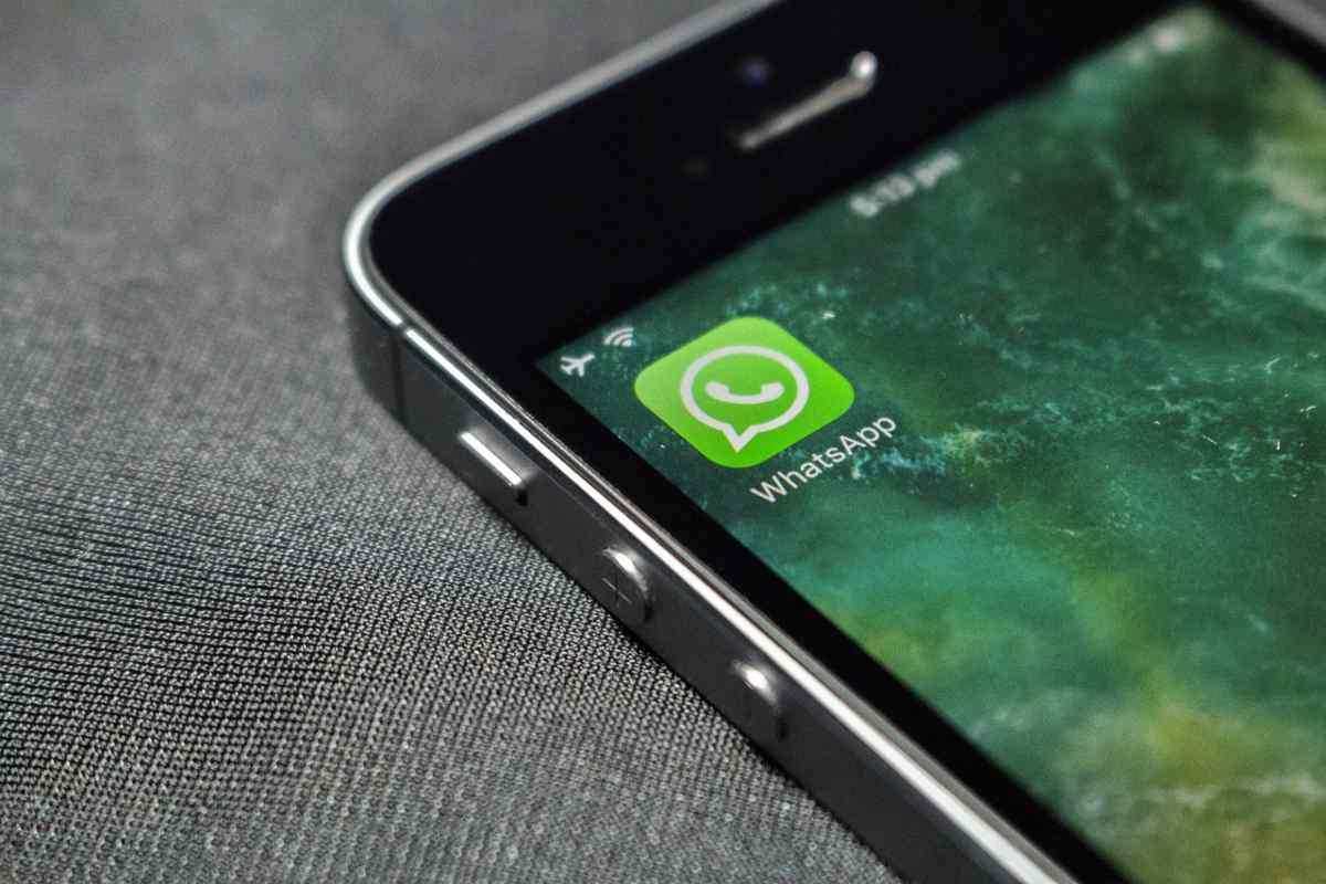 WhatsApp, il trucco per scrivere senza far sapere chi sei: come fare