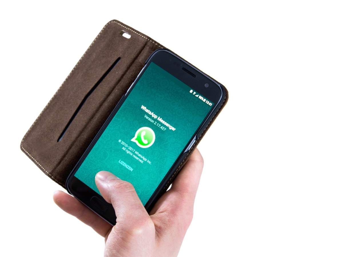 Cellulare con custodia con schermata Whatsapp