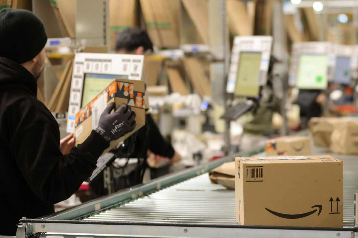 un pacco amazon prima della spedizione