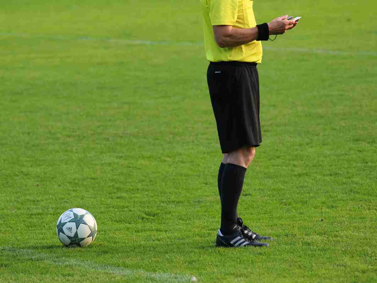 arbitro e un pallone