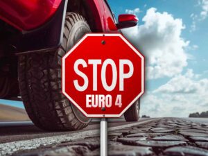 cartello con la scritta stop euro 4 sullo sfondo la ruota di un'auto