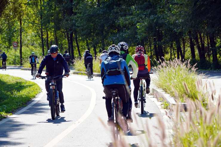 gruppo di ciclisti in strada