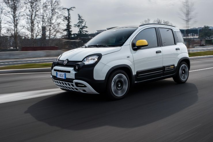 una Fiat Panda Hybrid su strada