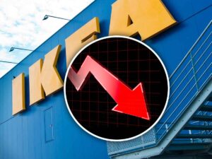 insegna con logo ikea in primo piano una freccia rivolta verso il basso