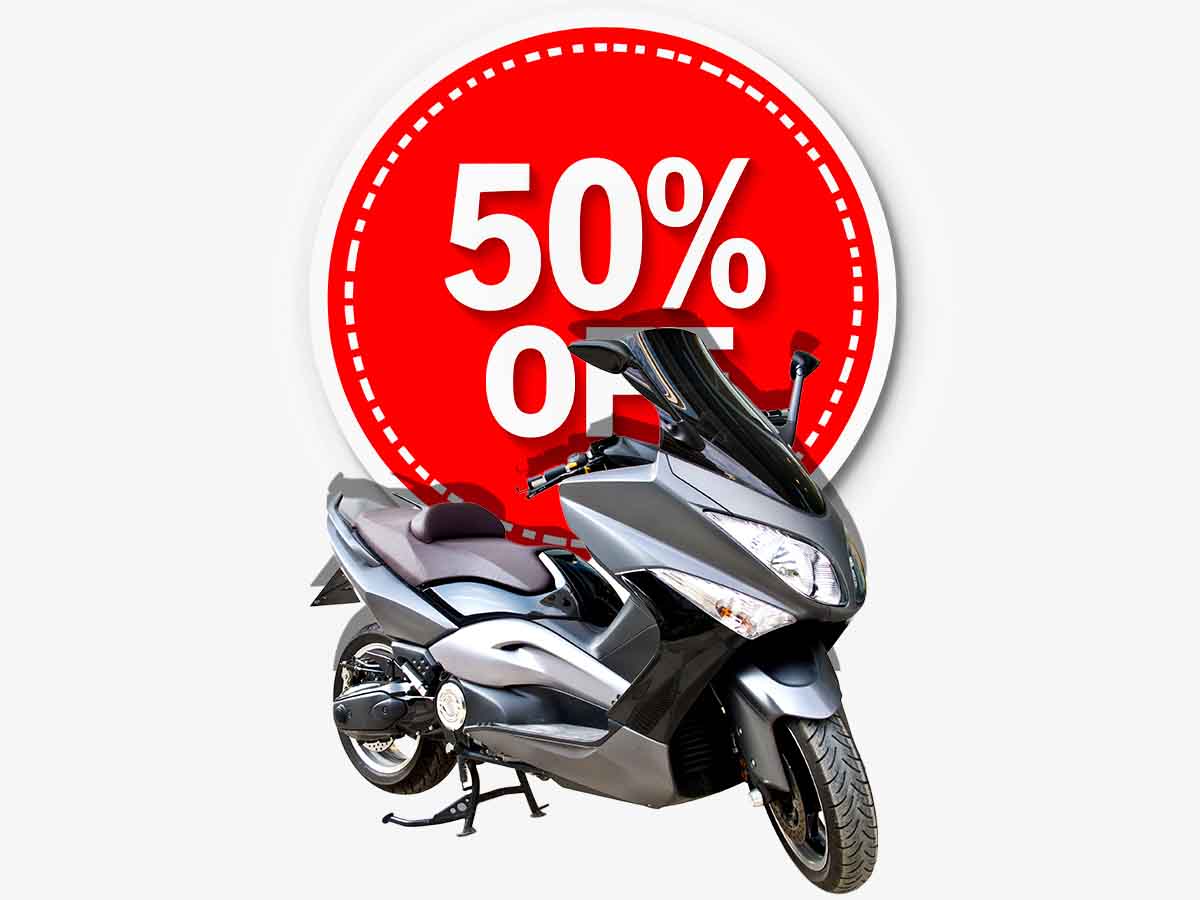 uno scooter con scritta 50%