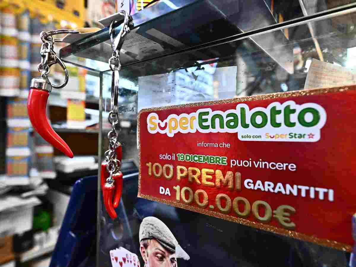 Cartello Super Enalotto al tabaccaio