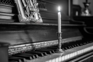 un pianoforte con una candela sopra