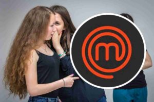 ragazze che discutono. nel cerchio il logo di MasterChef