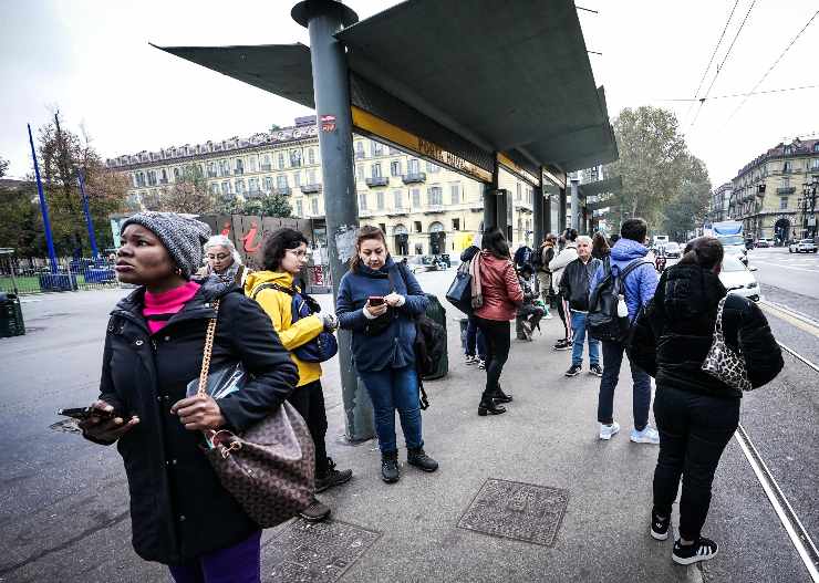 persone alla fermata dell'autobus