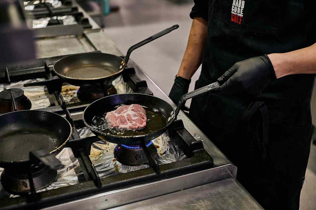 padella in cucina 