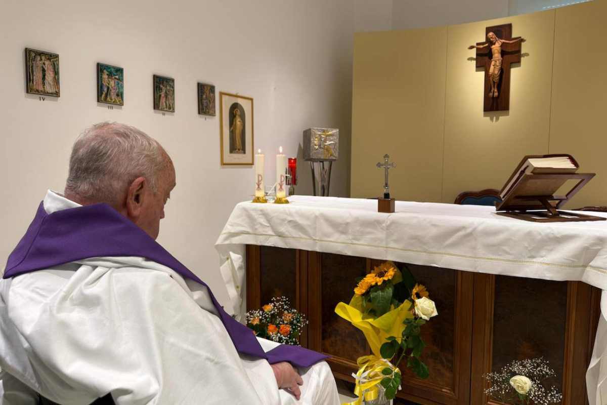 Papa Francesco con la mano gonfia