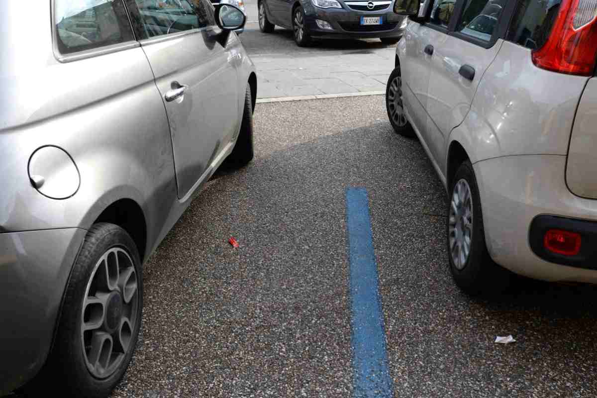 Strisce blu parcheggio