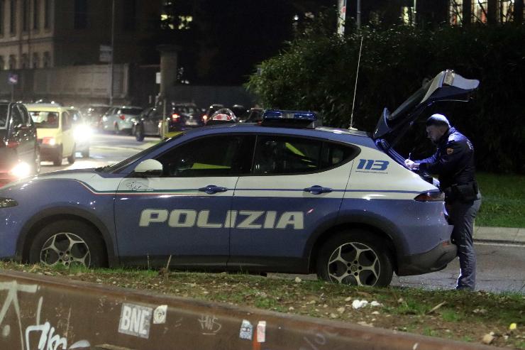 una pattuglia della Polizia di Stato in strada