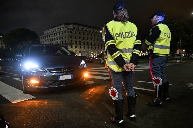 agenti di polizia a un posto di blocco