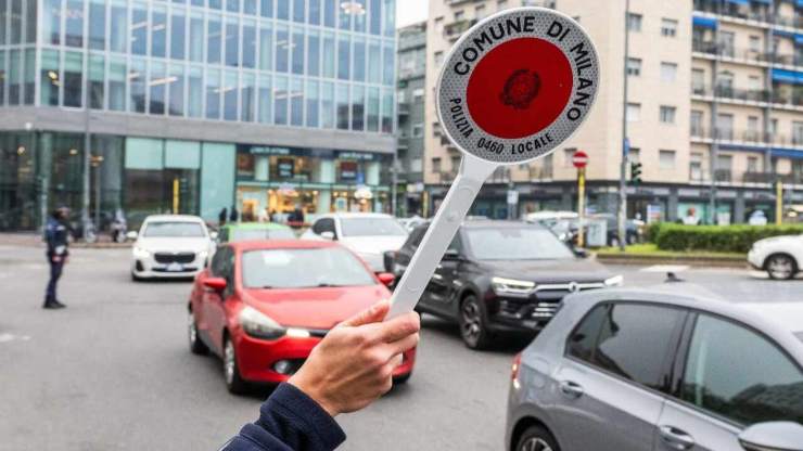 paletta della polizia municipale a un posto di blocco