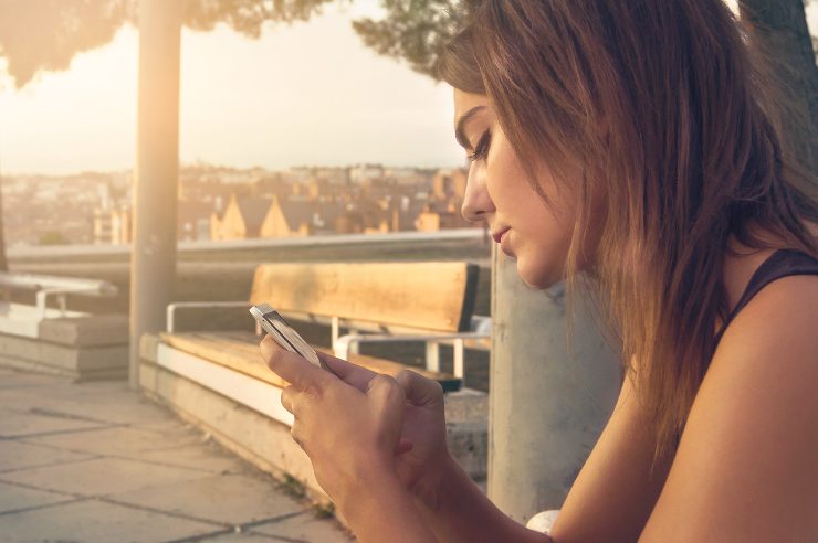 una ragazza mentre utilizza il telefono