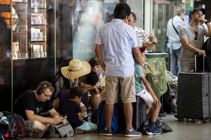 persone bloccate dallo sciopero in stazione