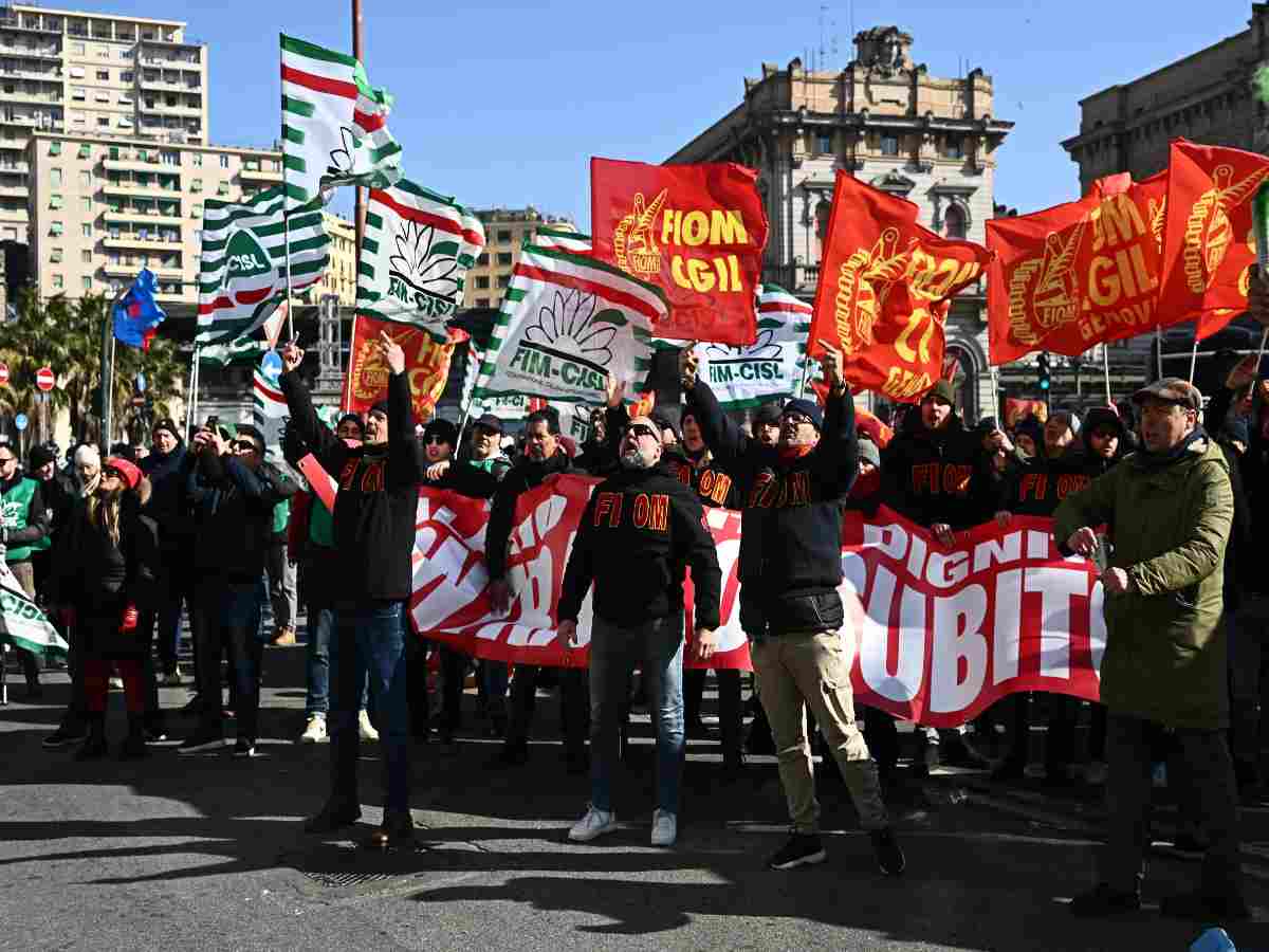 corteo di operai durante uno sciopero